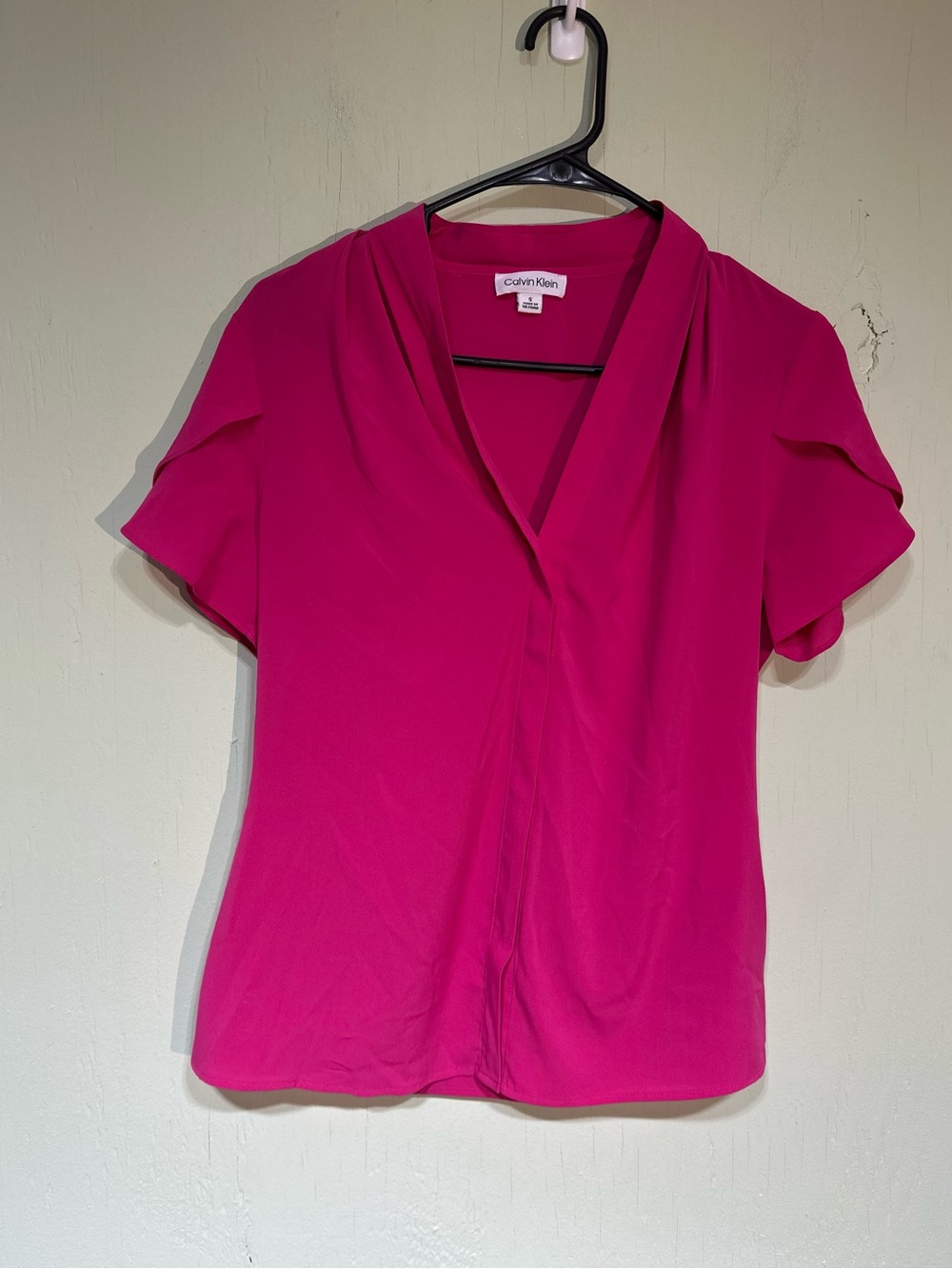 Calvin Klein bright pink short sleeve v neck blouse women’s size small